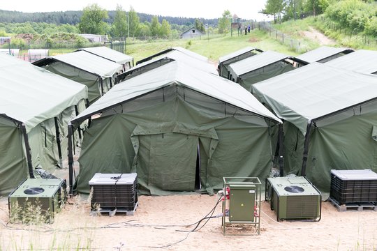 Palapinių miestelis Pabradėje jau laukia pirmųjų gyventojų: papasakojo, kokiomis sąlygomis gyvens migrantai