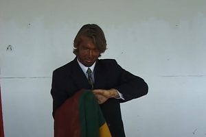 Policija pradėjo ikiteisminį tyrimą dėl 2000-aisiais sukurto videperformanso: šokoladuotą veidą nusivalė į trispalvę