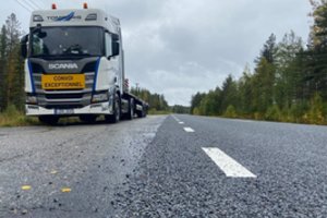 Nestandartiniai kroviniai Lietuvos keliuose – ne naujiena: sugeba pervežti net namus