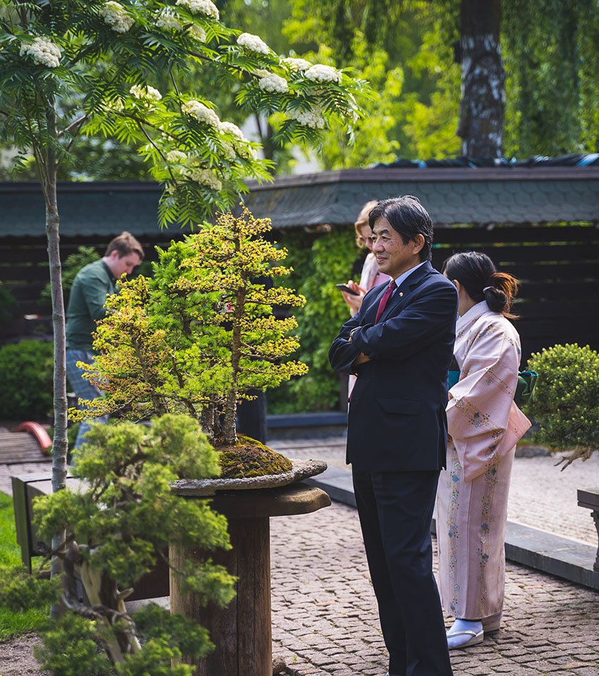 Kultūrinė popietė Ryto Rasos japoniškame sode su Japonijos ambasadoriumi Lietuvoje Shiro Yamasaki ir Yuko Yamasaki, asociacijos „Japoniškas sodas Alytuje“ nariais ir rėmėjais.<br> „Alytaus naujienos“ nuotr.