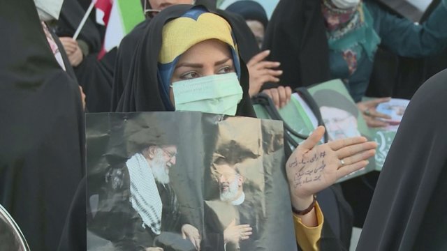 Į mitingą susirinko šimtai iraniečių: reiškė palaikymą itin konservatyvių pažiūrų kandidatui į prezidentus
