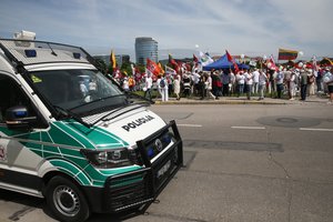 Pirmoji protestuotojų diena prie Seimo: pasirodė skandalais pagarsėjęs kapelionas, viena moteris išvežta į ligoninę