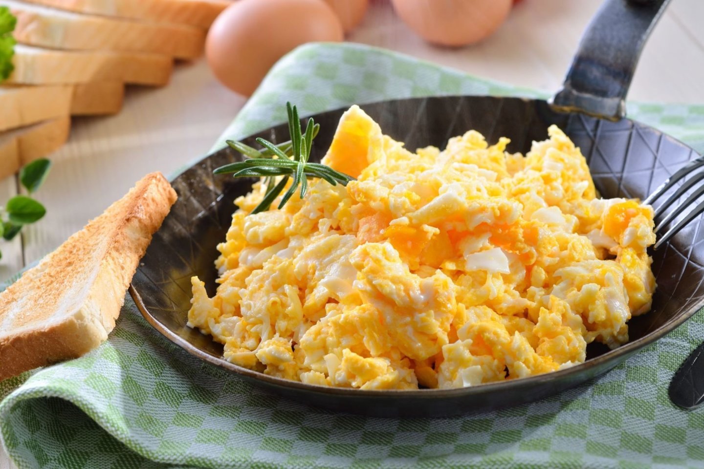 Kiaušiniai yra nepaprastai universalus produktas, kurį galima valgyti bet kuriuo dienos metu ir paruošti iš jų įvairiausius patiekalus.<br>123rf nuotr.