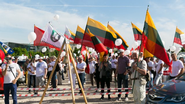 Pirmoji protesto prie Seimo diena: mitinguotojai tiki – tauta ruošiasi sukilimui