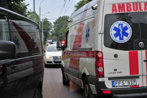 Avarija Zarasų rajone: po smūgio į medį užsiliepsnojo „Audi“, sužaloti du žmonės
