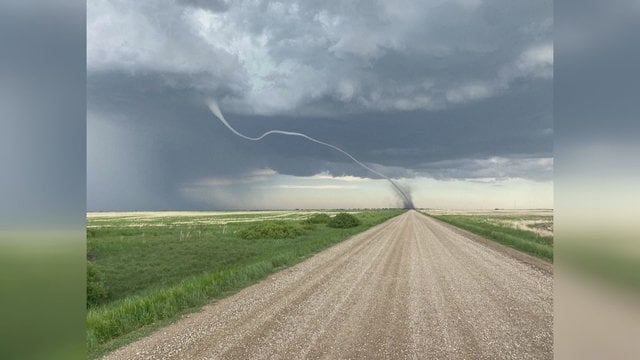 Užfiksuotas tornado šėlsmas: retai pasirodanti stichija įsisuko į vietinių ūkininkų laukus