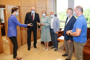 Opozicija užspeitė Ž. Pavilionį į kampą: įteikė parašus dėl atstatydinimo, jei nepaklus – patys trauksis iš komiteto