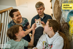 Po automobilio kapotu atkeliavusį katinėlį išgelbėjusi šeima: „Jis mums atsidėkojo su kaupu“