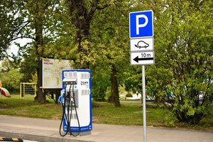 Aktualu elektromobilių turėtojams: ar nepritrūks jiems skirtų įkrovimo stotelių?