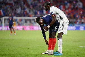 Įkandimai futbolo čempionatuose tęsiasi: šįkart nuo varžovo dantų kentėjo P. Pogba