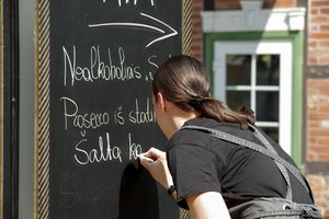 Pajūrio verslininkai šokiruoti: darbuotojai gauna išmokas už prastovas ir į darbą grįžti nenori, vienintelė išeitis – studentai