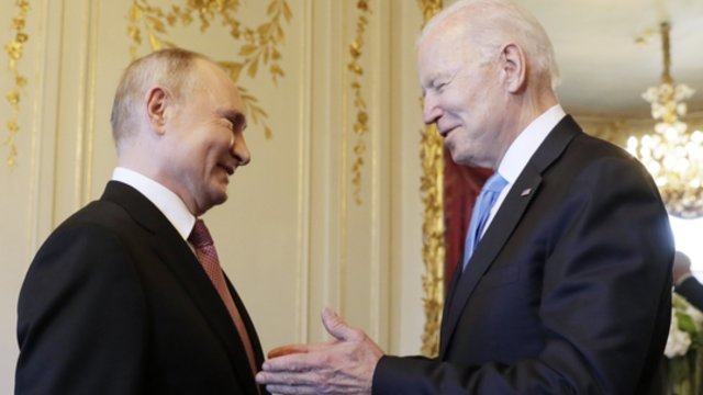 Istorinis J. Bideno ir V. Putino susitikimas: Rusijos prezidentas pasitiktas protestais