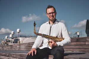 Kadaise džiazo padangę drebinusios moksleivių grupės narys plaukia į tarptautinius vandenis