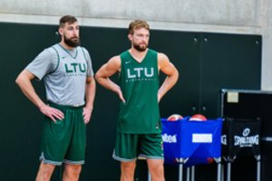 J. Valančiūnas ir D. Sabonis jau liejo prakaitą Lietuvos rinktinės treniruotėje: „Viskas bus gerai“