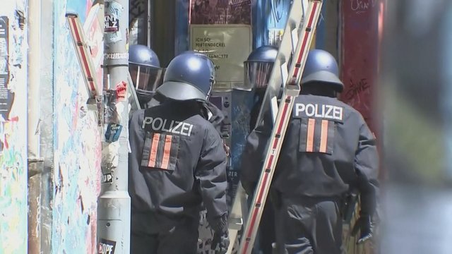 Berlyne neteisėtai apgyvendintame pastate kilo riaušės: sužeista 60 policininkų
