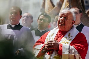 Ant kardinolo sutanos – pedofilijos dėmės: iki šiol gerbtas dvasininkas įtariamas skandalų dangstymu