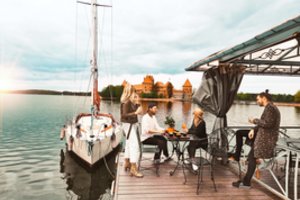 Siūlo palydėti saulę ypatingoje vietoje lepinantis gurmanišku maistu