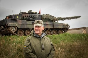 Kariuomenės vadui geriausia transporto priemonė – žoliapjovė