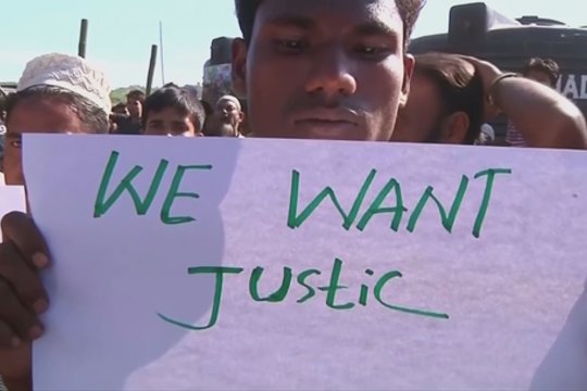 Krizė Mianmare: pabėgėliai perkeliami į salą nepaisant audrų ir potvynių pavojaus