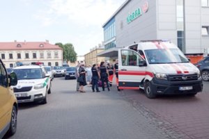 Per plauką nuo tragedijos: Kėdainių miesto centre sukniubusią senjorę atgaivino pareigūnės