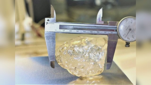 Afrikoje rastas kiaušinio dydžio deimantas: brangakmenis – 1098 karatų
