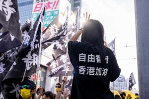 Jungtinė Karalystė: Kinija „nusitaikė į kitokios nuomonės balsus“ Honkonge