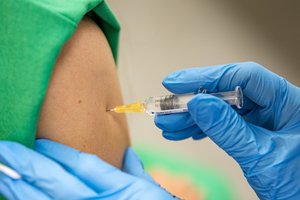 COVID-19 atmintinė: štai ką persirgę privalo žinoti apie skiepijimąsi 