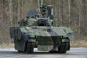 Tokios problemos niekas nesitikėjo: nauja kovos mašina kariams sukelia pykinimą