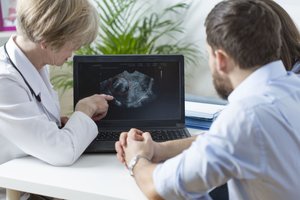 Svajonė susilaukti vaikų kai kurioms poroms lieka „neįkandama“: įvardijo pagalbinio apvaisinimo kainą