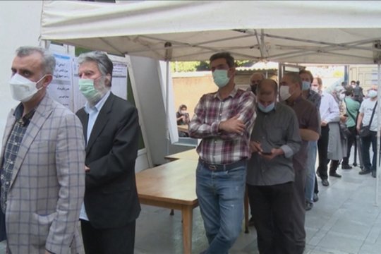 Irane prasidėjo prezidento rinkimai: pergalė prognozuojama ultrakonservatyviam kandidatui