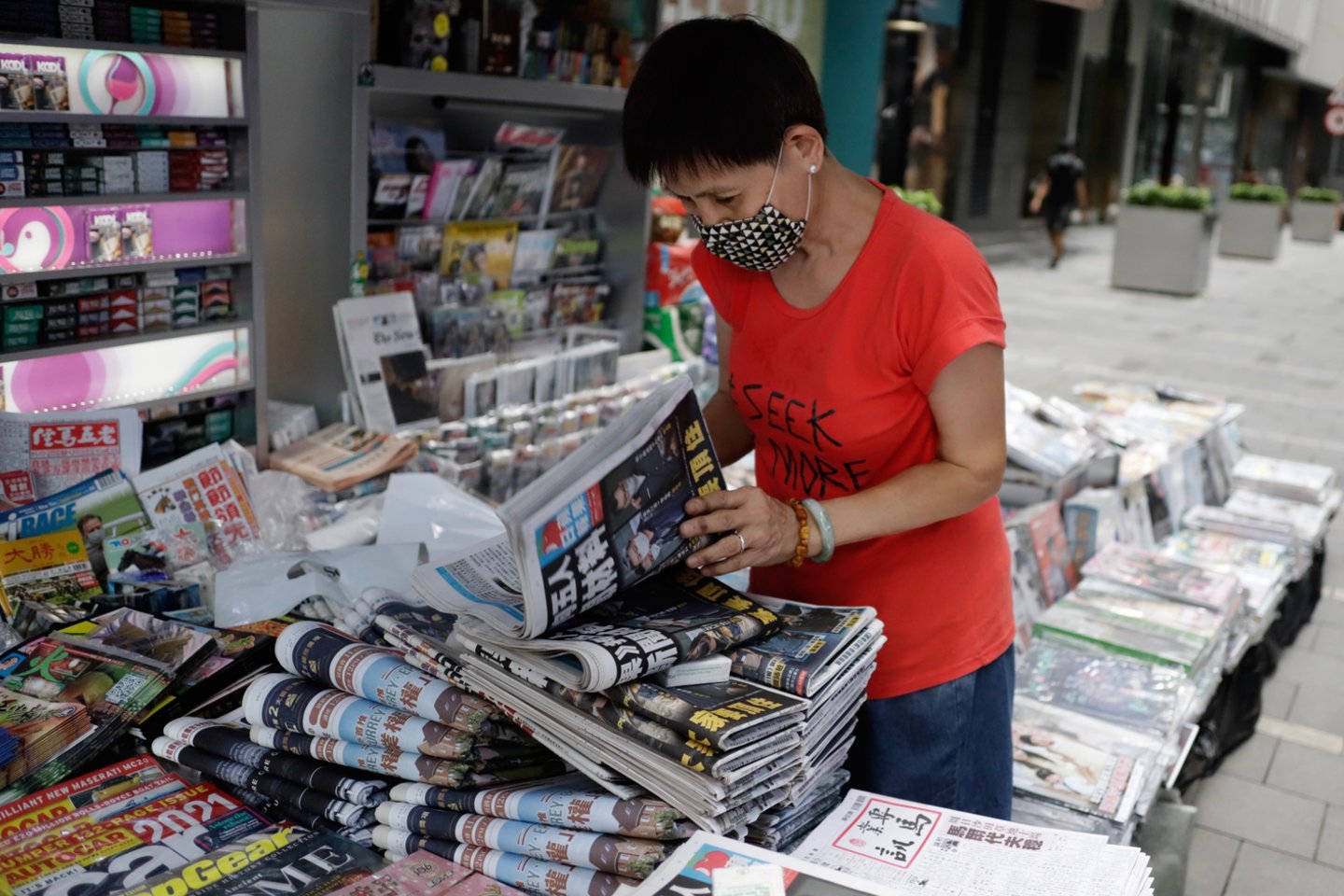  Honkongo laikraštis po policijos reido išėjo 6 kartus didesniu tiražu.  <br> Liau Chung-ren/ZUMA Wire/Scanpix nuotr.