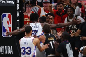 „Philadelphia 76ers“ sugebėjo seriją pratęsti iki septintojo mačo – pergalę pelnė ir po lyderio susistumdymo