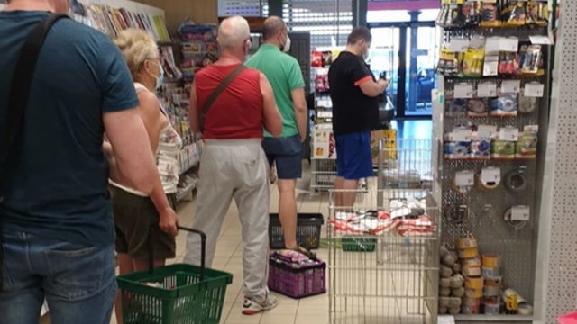 Klientų akibrokštas parduotuvėje Vilniuje: žmonės niršta, prekių – gausu, o darbuotoja dar neatėjusi į darbą