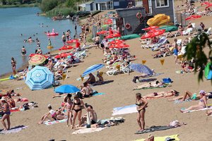 Įkaitę kauniečiai suplūdo į paplūdimius – sunku rasti vietą ir gultui, ir automobiliui