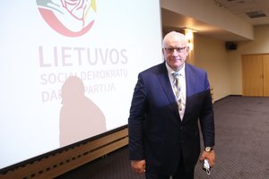 „Socialdarbiečiai“ apsisprendė: partijos vairą iš G. Kirkilo perleido J. Pinskui 
