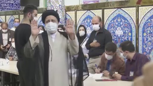 Įvyko balsavimas Irane: prezidentu tapo ultrakonservatyvus E. Raisi