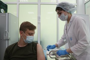 Dramatiška situacija Rusijoje: valdžios prašymų ir raginimų neišgirdę piliečiai bus skiepijami prievarta