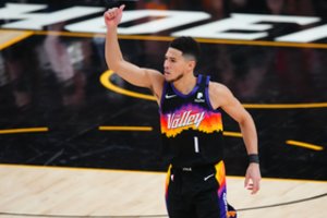 Įspūdingo D. Bookerio pasirodymo įkvėpta „Suns“ pergalingai pradėjo žygį NBA finalo link