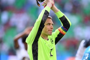 M. Neuerio dėvimas vaivorykštės spalvos kapitono raištis kursto aistras – atkreipė ir UEFA dėmesį