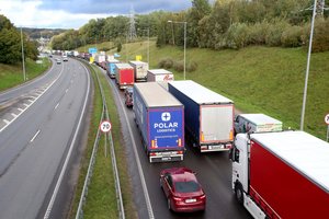 Kelyje „Via Baltica“ – sunkvežimio ir automobilio susidūrimas: nukentėjo žmonės, formuojasi spūstys