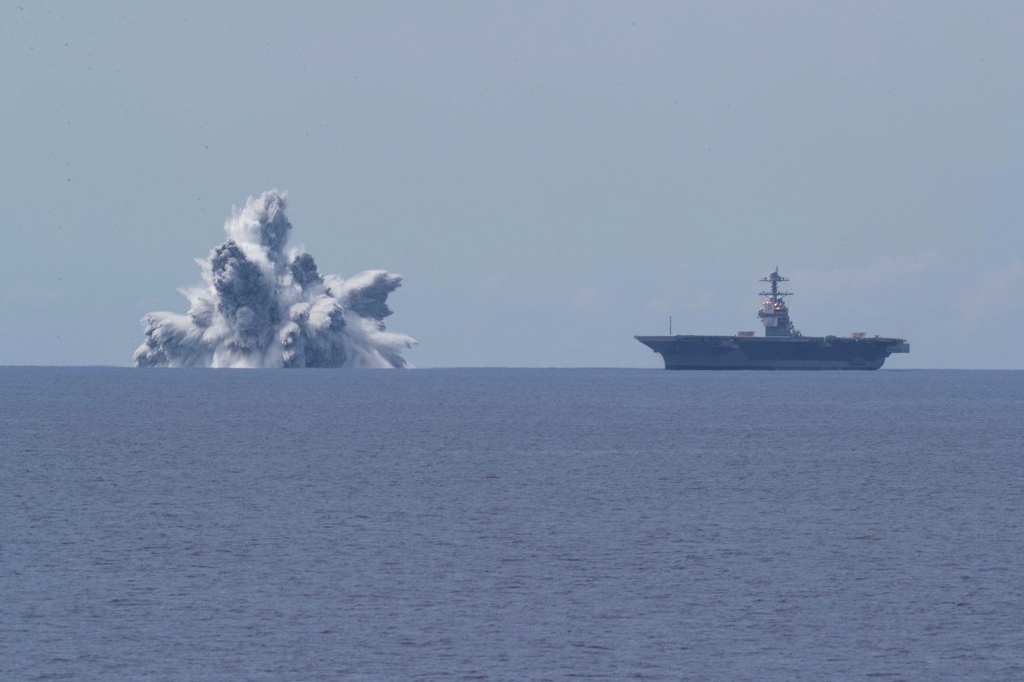  Pirmasis bandymas, žinomas kaip „Viso laivo smūginis bandymas“ (angl. Full Ship Shock Trials), buvo atliktas penktadienį, kai karinis jūrų laivynas surengė milžinišką sprogdinimą netoli lėktuvnešio „USS Gerald R. Ford“.<br> AFP / Scanpix nuotr.