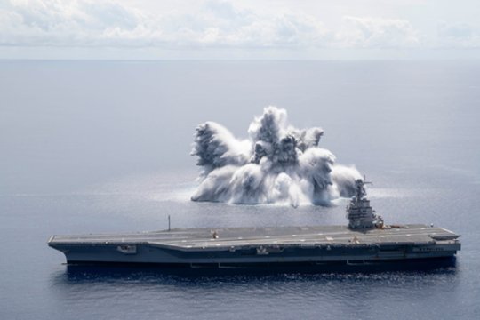 JAV karinis jūrų laivynas sprogimais išbando naują lėktuvnešį