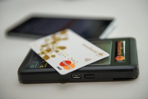 Sutriko atsiskaitymas banko „Swedbank“ kortelėmis – prie bankomatų nusidriekė eilės