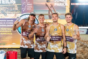 Prieš olimpinę atranką Lietuvos paplūdimio tinklininkai Latvijoje lipo ant prizininkų pakylos