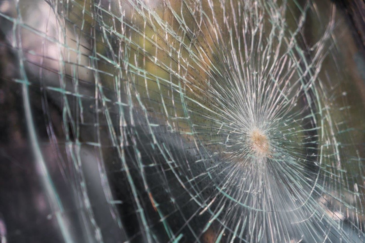 Stiklas yra trapiausia automobilio konstrukcijos dalis, kurią pažeisti gali akmenukai, atskrieję iš priešais važiuojančių transporto priemonių.<br>Pranešėjų spaudai nuotr.