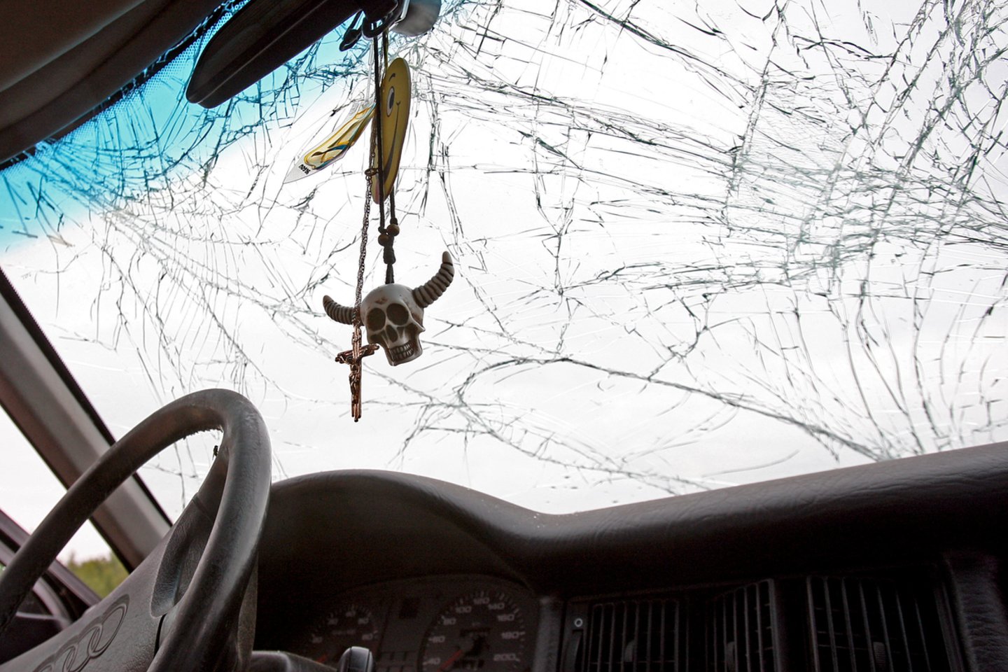 Stiklas yra trapiausia automobilio konstrukcijos dalis, kurią pažeisti gali akmenukai, atskrieję iš priešais važiuojančių transporto priemonių.<br>G.Šiupario nuotr.