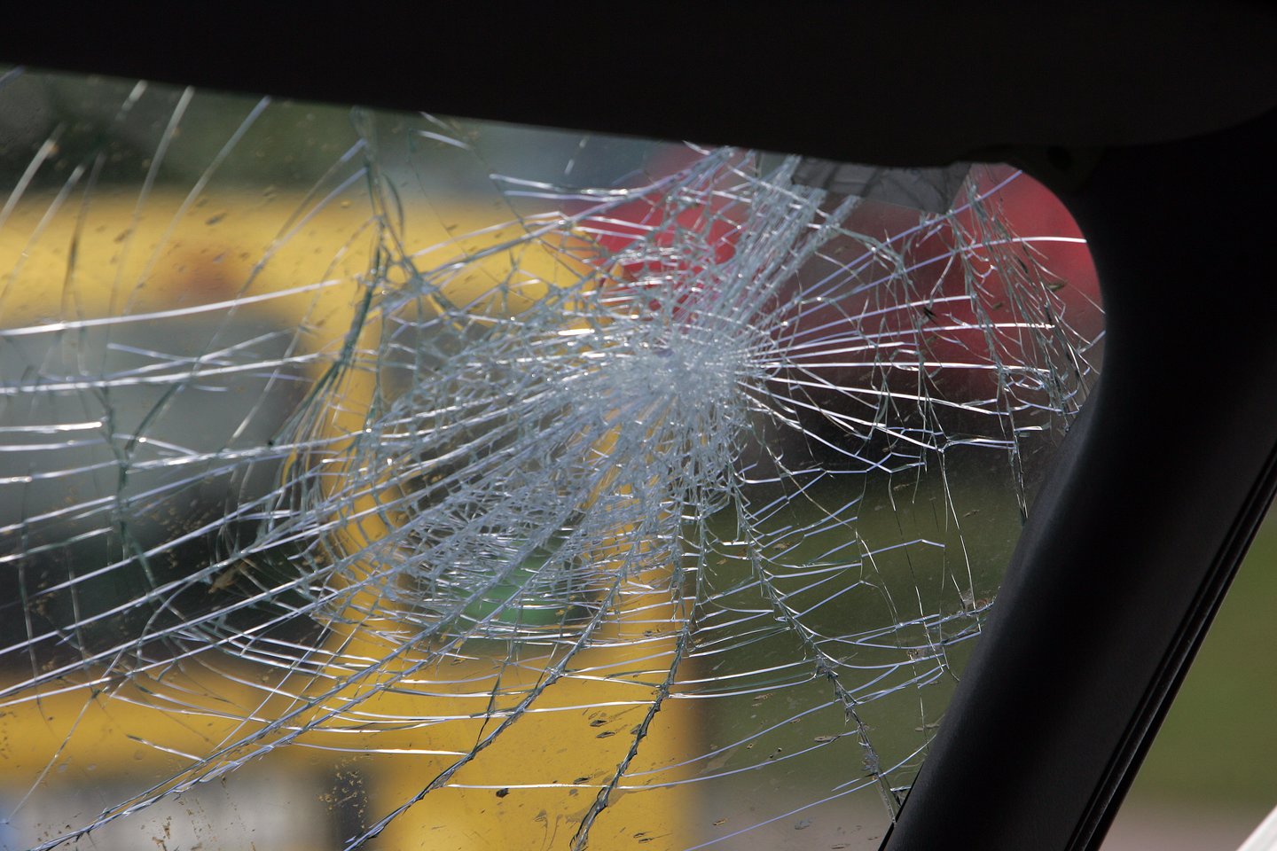 Stiklas yra trapiausia automobilio konstrukcijos dalis, kurią pažeisti gali akmenukai, atskrieję iš priešais važiuojančių transporto priemonių.<br>V.Balkūno nuotr.