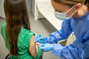 Paslauga vaistinėse paskatino gyventojus pirmą kartą pasiskiepyti nuo erkinio encefalito