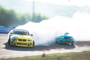 „Nemuno žiede“ svilo padangos: „drifto“ čempionato etapą palydėjo ir avarijos, ir įspūdingi pasirodymai