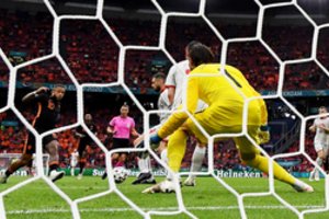 Amsterdame dominavę olandai štampavo įvarčius, o makedonai išlydėjo savo legendą